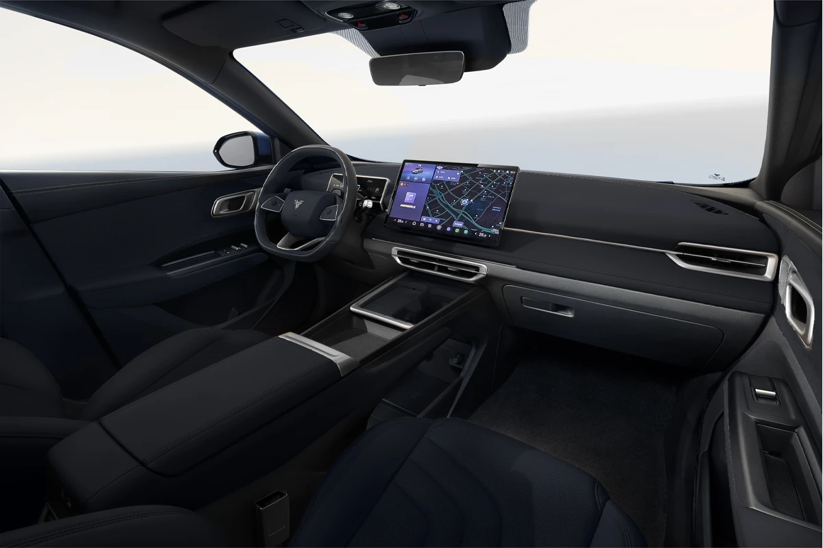 En esta imagen se muestra el diseño interior en color negro del Neta X con la pantalla principal y el volante en forma de D.
