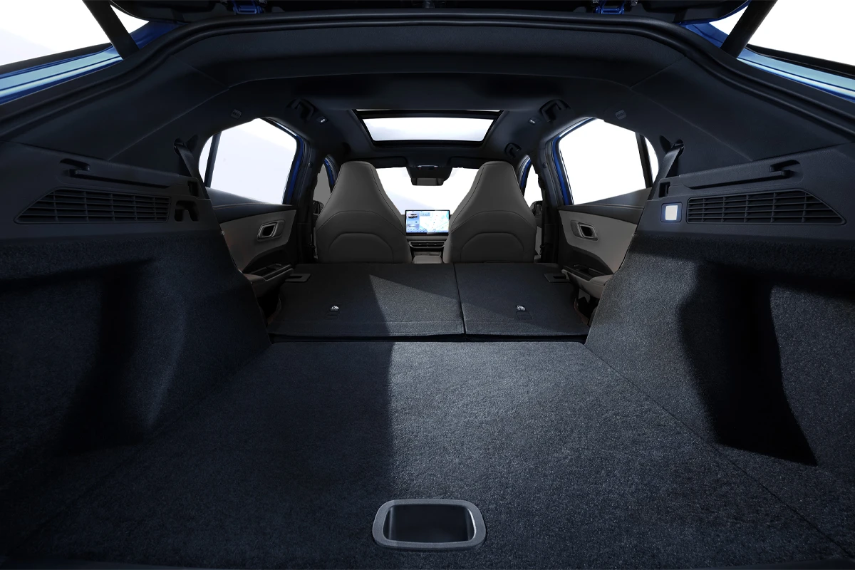 En esta imagen se muestra la capacidad del maletero del Neta X en color negro con los asientos traseros abatidos. 